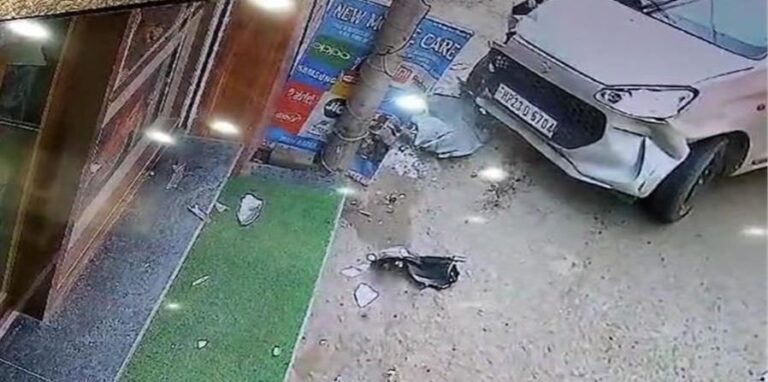 तेज रफ्तार कार ने रोड पर बैठे भिखारी को कुचला