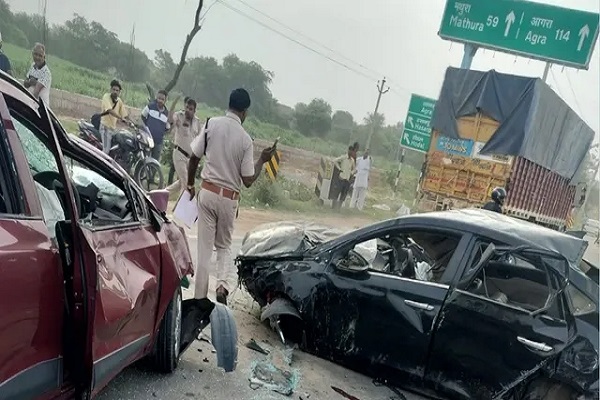 वृंदावन से लौट रहे कार सवार दो दोस्तों की सड़क हादसे में मौत, तीन घायल