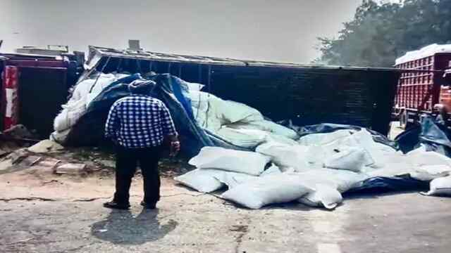 Punjab News: अनियंत्रित होकर पलटा Truck, सड़क पर बिखरा आटे का चोकर, लगा जाम