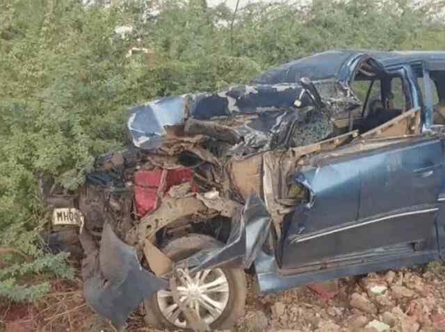 खड़े Truck से टकराई Car, 4 लोगों की मौत, वाहन के उड़े परखच्चे