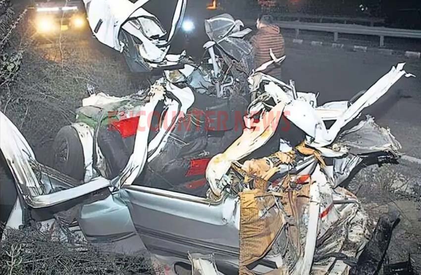 ट्रकों की चपेट मे आने 2 कारों के उड़े परखच्चे, 4 की मौत
