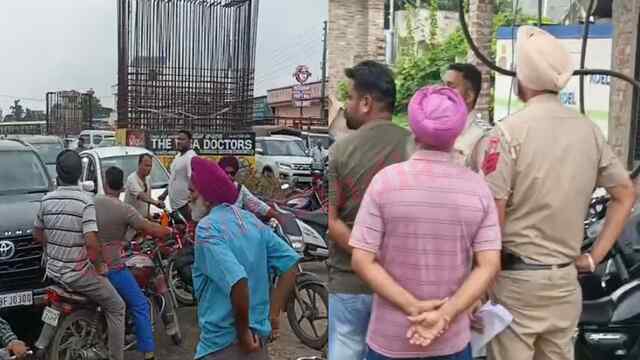 Jalandhar News: बस की चपेट में आने से SD Public School की बच्ची की मौत, लोगों ने किया हाईवे जाम, देखें वीडियो