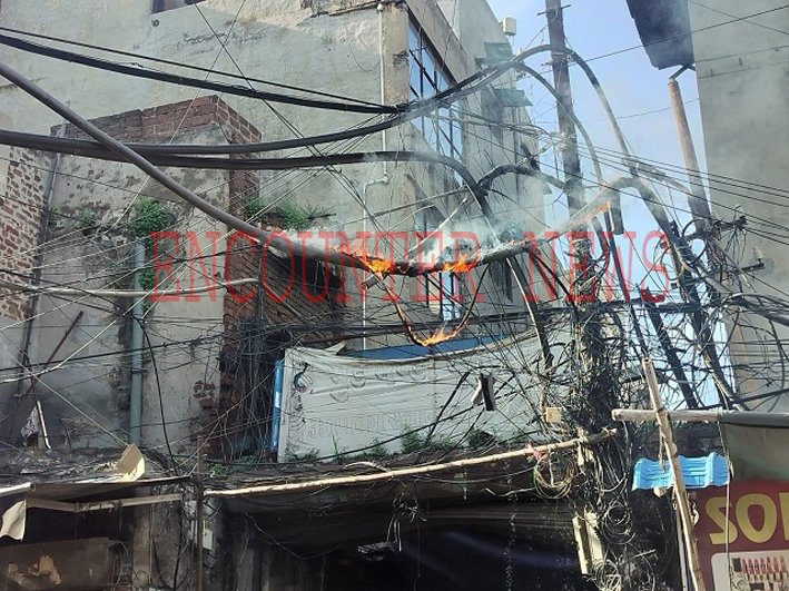 Punjab News: गुड़ मंडी चौक में बिजली की तारों में लगी आग, दुकानदारों में मचा हड़कंप