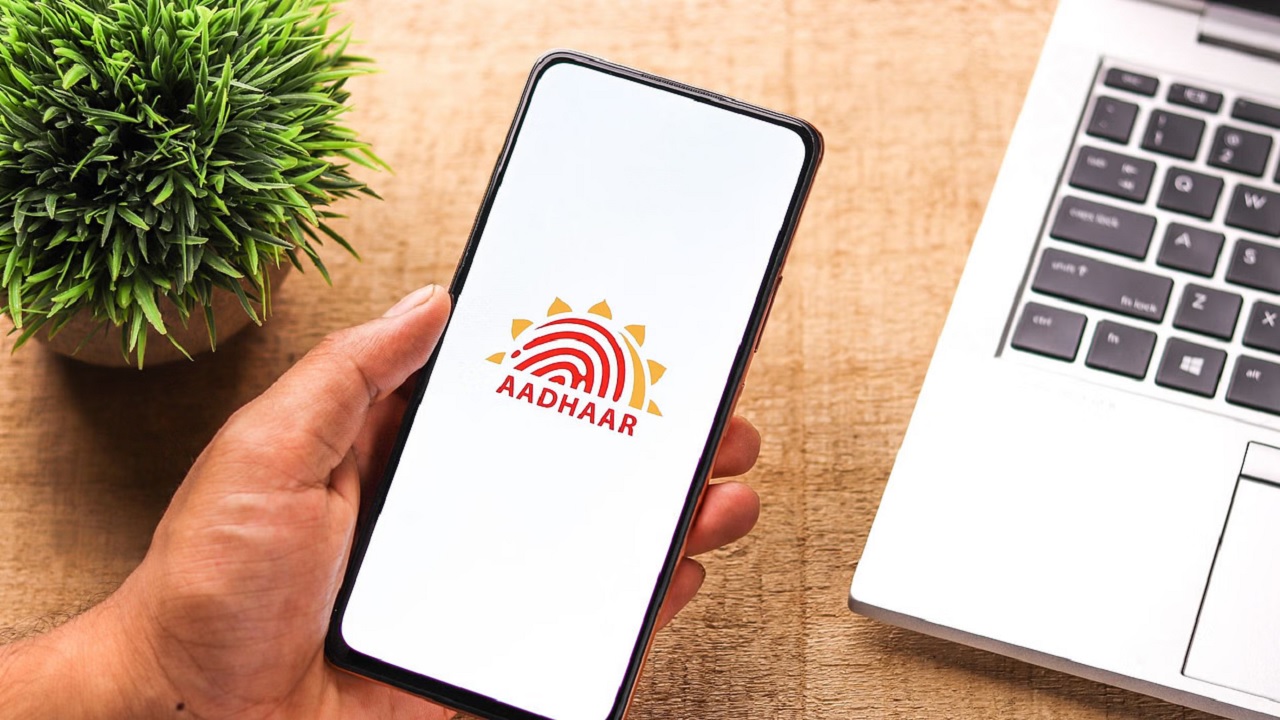 Aadhaar Card से जुड़े काम अब घर बैठी करवा सकेंगे, सेंटरों के चक्कर लगाने की जरूरत नहीं