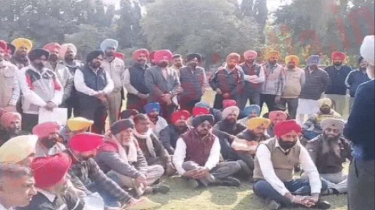 Punjab News : पूर्व सैनिकों ने शिक्षा अधिकारी के खिलाफ किया विरोध प्रदर्शन