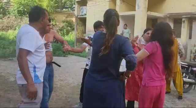 दरोगा साहब के साथ ‘रंगरेलियां’ मनाना महिला इंस्पेक्टर को पड़ा भारी, देखें वीडियो