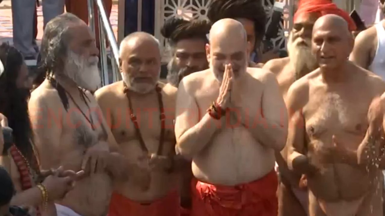 केंद्रिय गृह मंत्री Amit Shah ने संगम में लगाई डुबकी, की पूजा अर्चना, देखें वीडियो