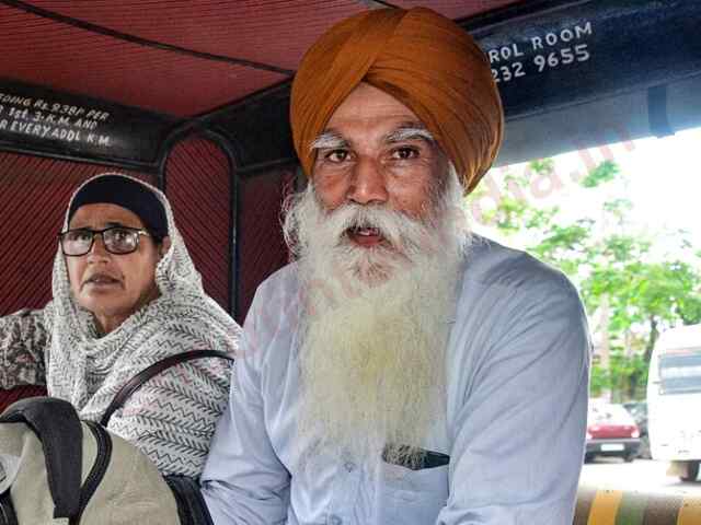 Punjab : शपथ समारोह के लिए रवाना हुए Amritpal Singh के पिता, देखें वीडियो