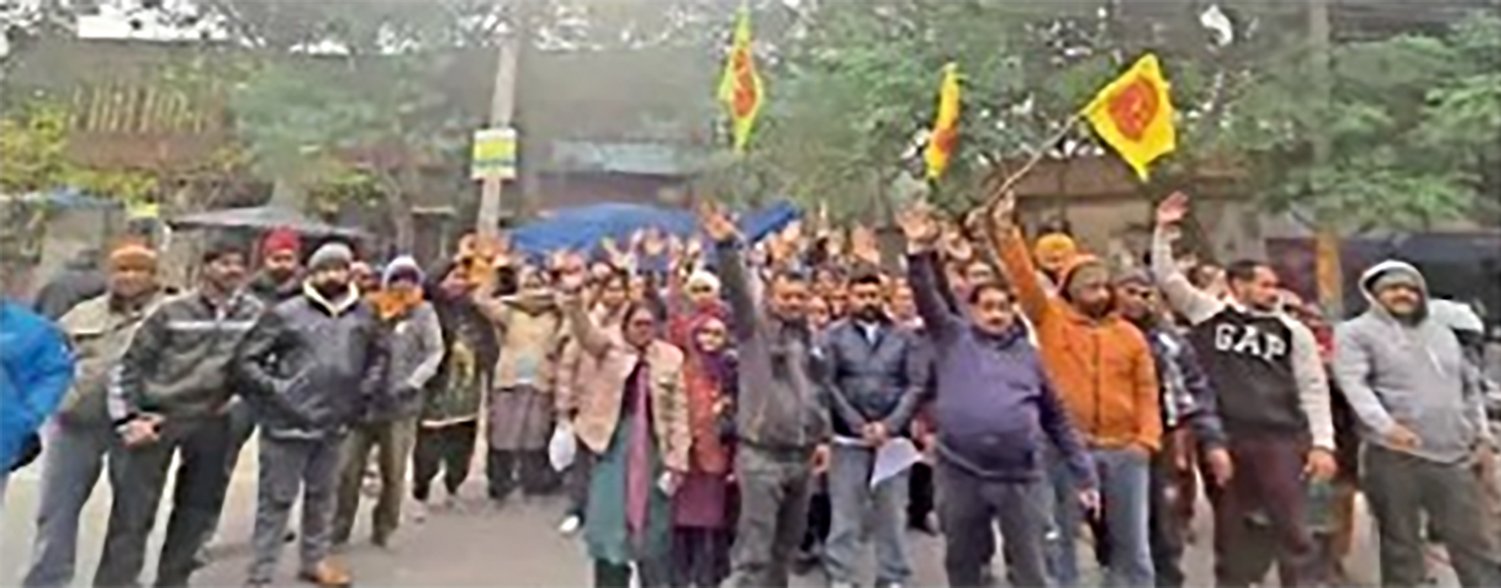 Jalandhar News: पर्ची ना काटने पर फूड सप्लाई विभाग के दफ्तर के सामने किया रोष प्रदर्शन