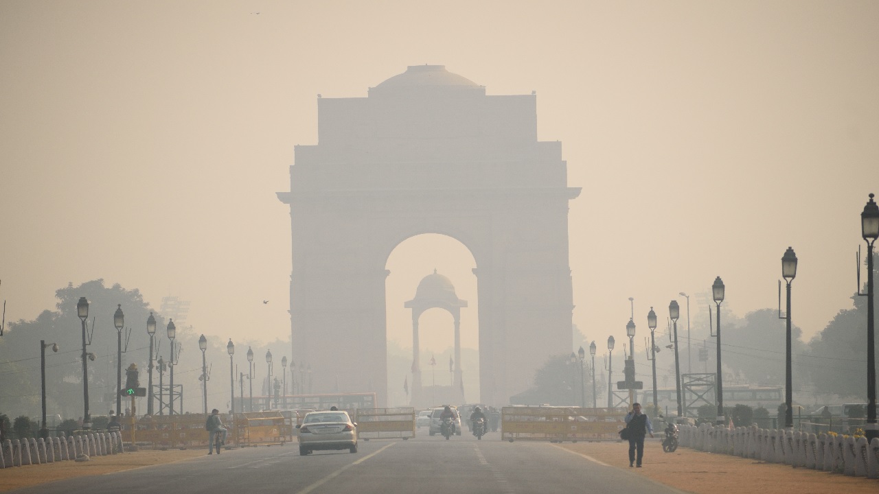 दीवाली के बाद खराब हुई Delhi की हवा, 550 से पार पहुंचा AQI