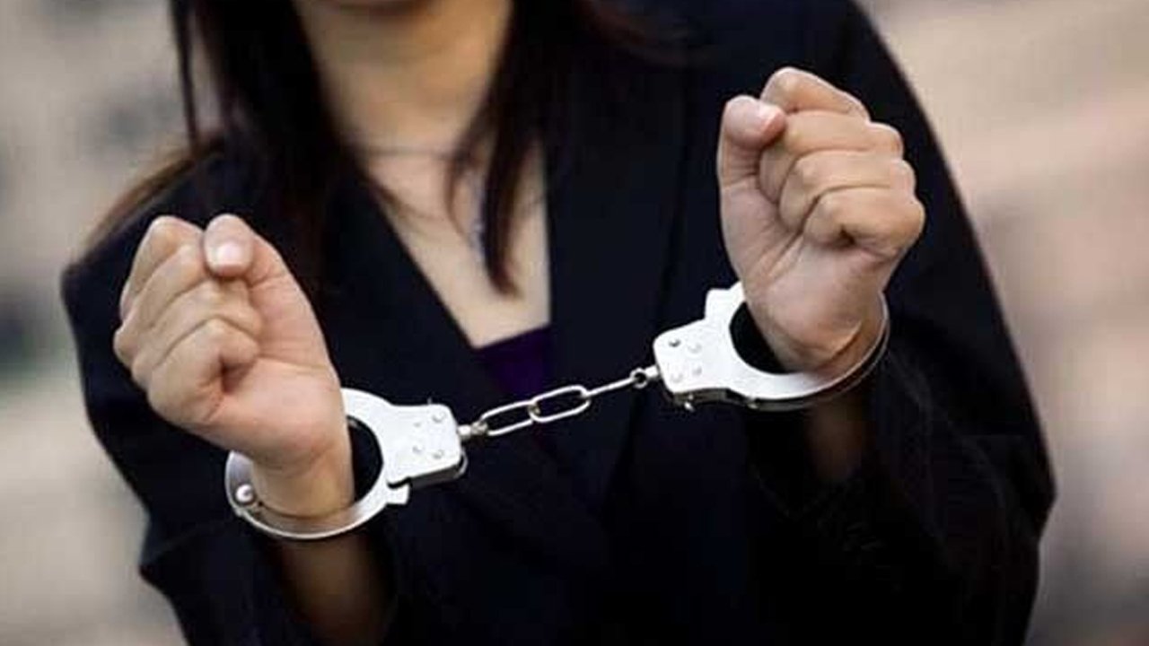 Police ने इस Famous Singer को किया गिरफ्तार, जाने वजह Police ने इस Famous Singer को किया गिरफ्तार, जाने वजह