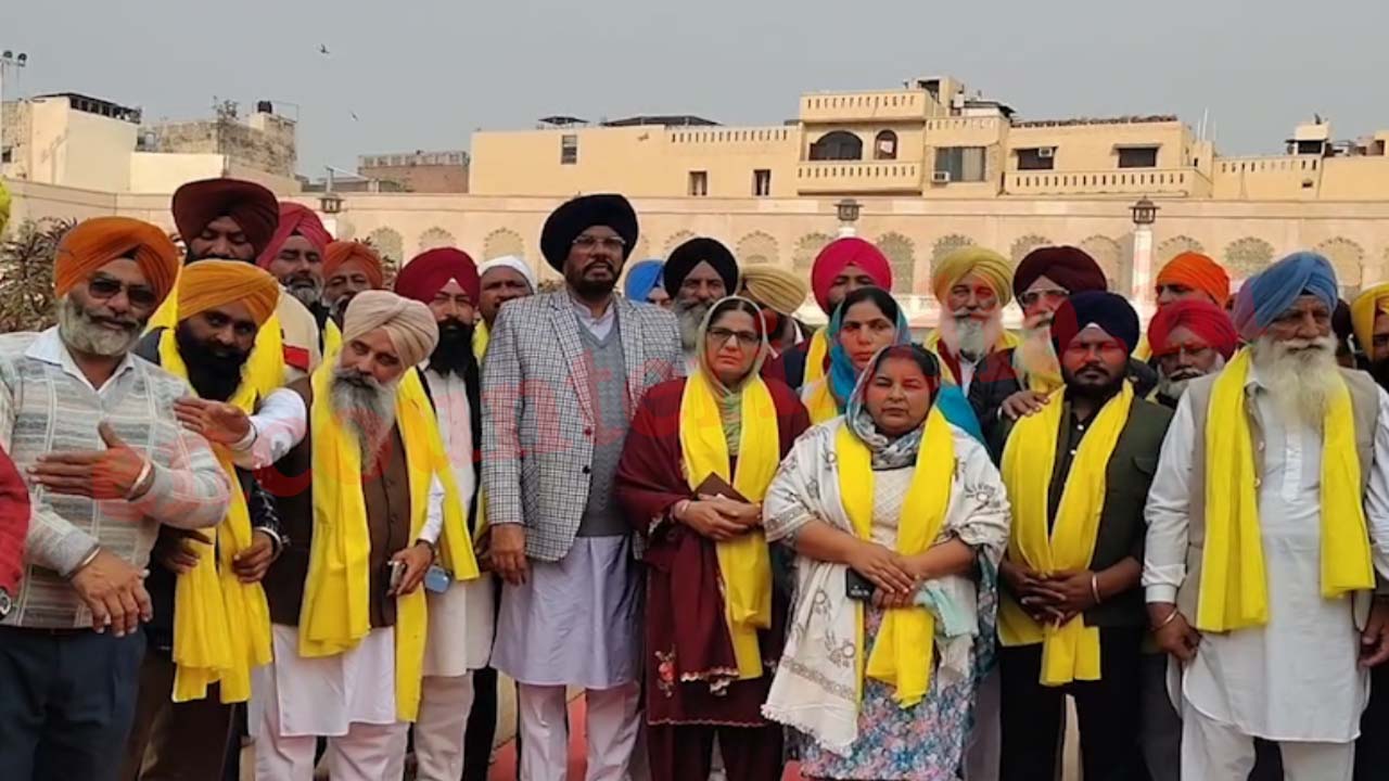 Punjab News: चुनावों में AAP उम्मीदवारों की जीत के बाद श्री दरबार साहिब नतमस्तक हुए पूर्व मंत्री धालीवाल, देखें वीडियो