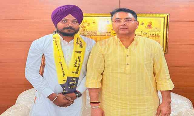 Punjab News: नौजवान मोड़ा सिंह साथियों सहित AAP में शामिल