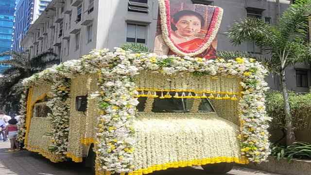 Asha Bhonsle के अंतिम संस्कार में पहुंचा B-Town, नम आंखों से दी विदाई, देखें वीडियो