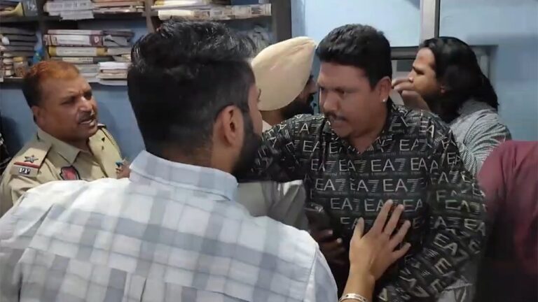 Punjab News : पैसे के लेन-देन को लेकर थाने के अंदर हाई वोल्टेज ड्रामा, देेखें वीडियो