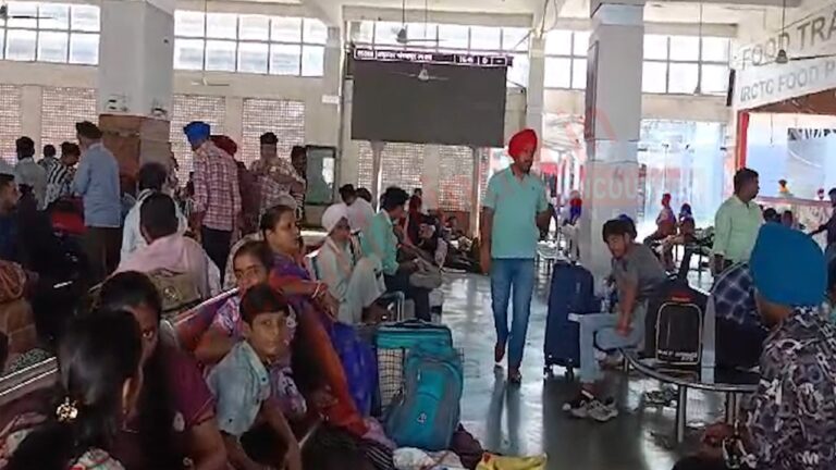 Punjab News: रेलवे ट्रैक जाम करने से यात्री हुए परेशान, देखें वीडियो