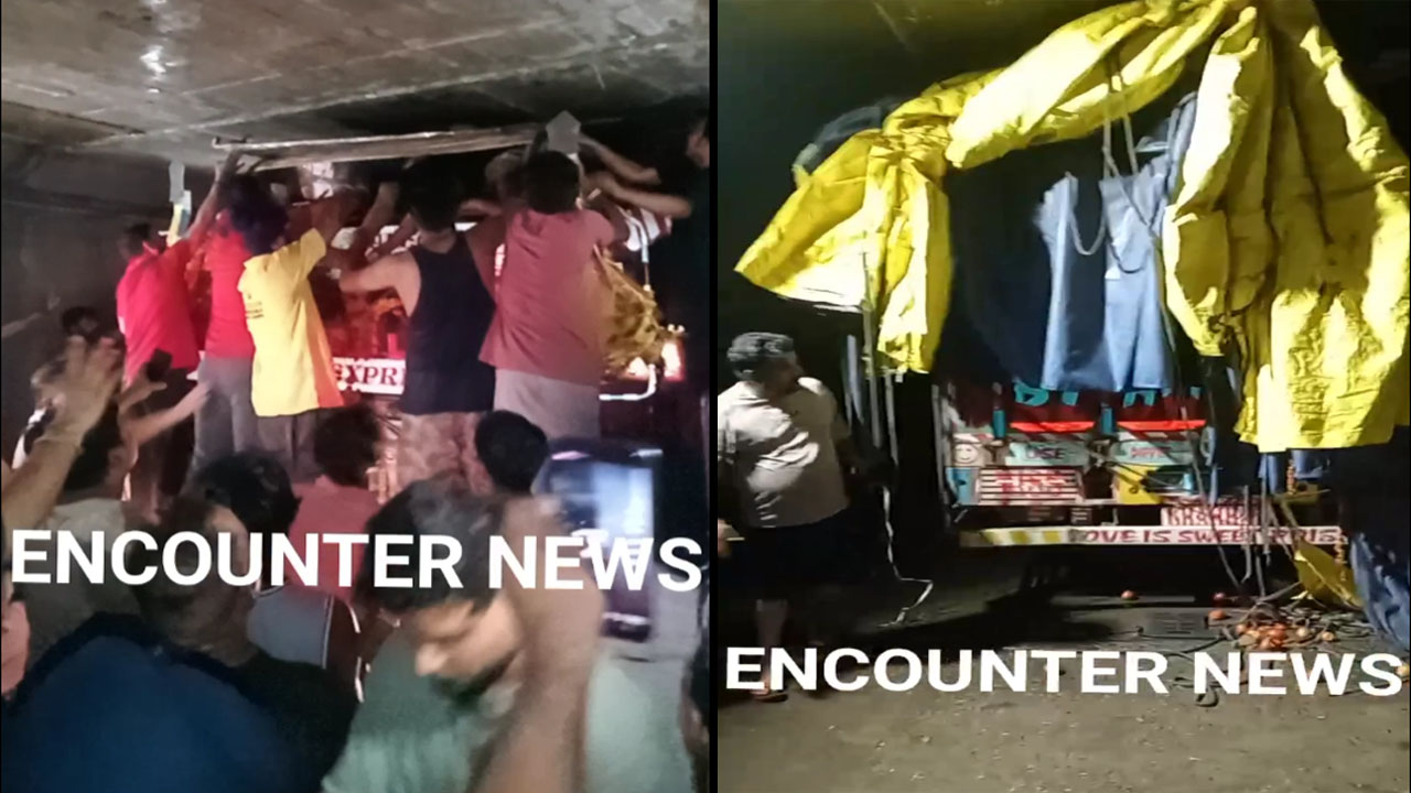 Jalandhar News: अमरनाथ यात्रा पर जा रहा ट्रक Railway Underbridge में फंसा, कई लोग दबे, मची चीख-पुकार, देखें वीडियो