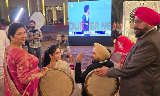 Jalandhar News: रिसेप्शन पार्टी में चला भारत-पाकिस्तान मैच, मस्त हुए दूल्हा-दुल्हन, देखें वीडियो