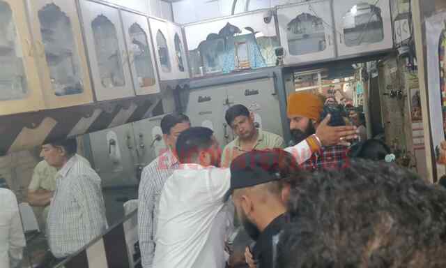 Jalandhar News: दुकान में दपंति के विवाद को लेकर बाजार में हुआ हंगामा, एक साल पहले हुई थी शादी, देखें Live