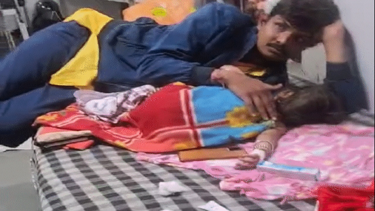 2 सांडों के भिड़ने से मची भगदड़, धक्का लगने से दादी के हाथों से फिसला 2 साल का बच्चा खौलते तेल में गिरा