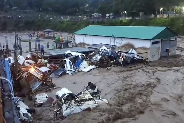 जम्मू-कश्मीर में बाढ़ से तबाही, 13 लोगों की मौत, कई लापता