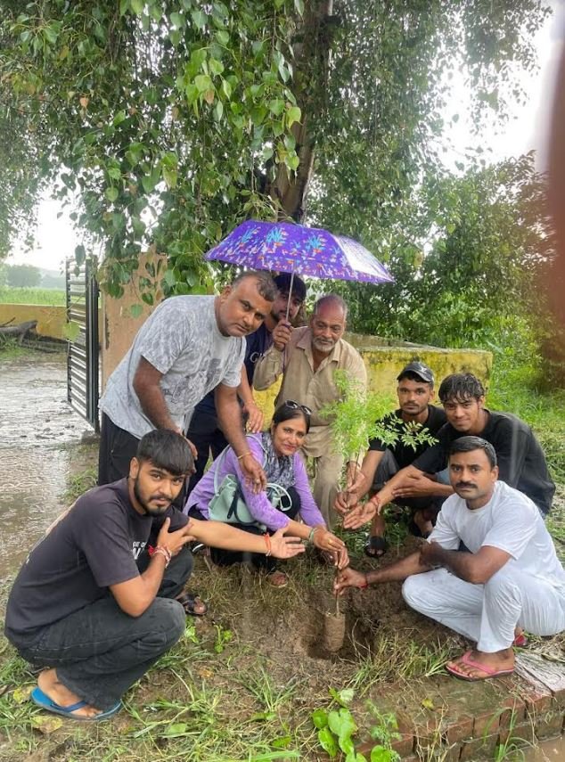 जय भीम यूथ क्लब ने किया पौधरोपण