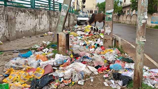 एशिया के सबसे बड़े फार्मा हब बद्दी में लगे कूड़े के ढेर