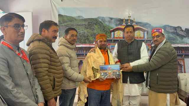 हिमाचल के उद्योगपति डॉक्टर महिंद्र शर्मा ने पावन बद्रीनाथ और केदारनाथ धाम के लिए एक करोड़ एक लाख रूपये दान