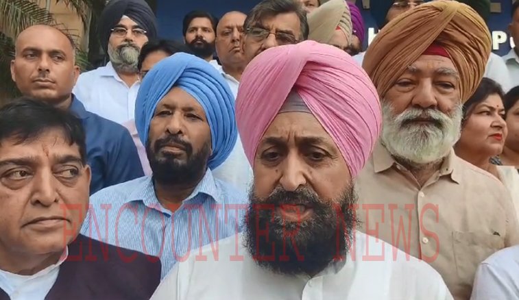 Punjab News: कांग्रेस उम्मीदवार रंजीत कुमार के साथ नामांकन भरने पहुंचे बाजवा ने कैप्टन पर साधे निशाने, देखें वीडियो