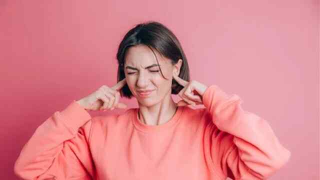 कानों में लगातार घंटी बजना हो सकता है खतरनाक, इन Symptoms को भूलकर भी न करें Ignore