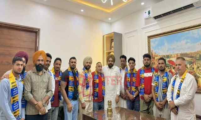 Punjab News: प्रसिद्ध कबड्डी खिलाड़ी किंदा बिहारीपुरिया सहित कई मशहूर लोग आप पार्टी में हुए शामिल