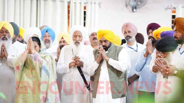 बेअदबी कानून लागू होने पर CM मान ने टेका माथा, केंद्र पर भी साधा निशाना