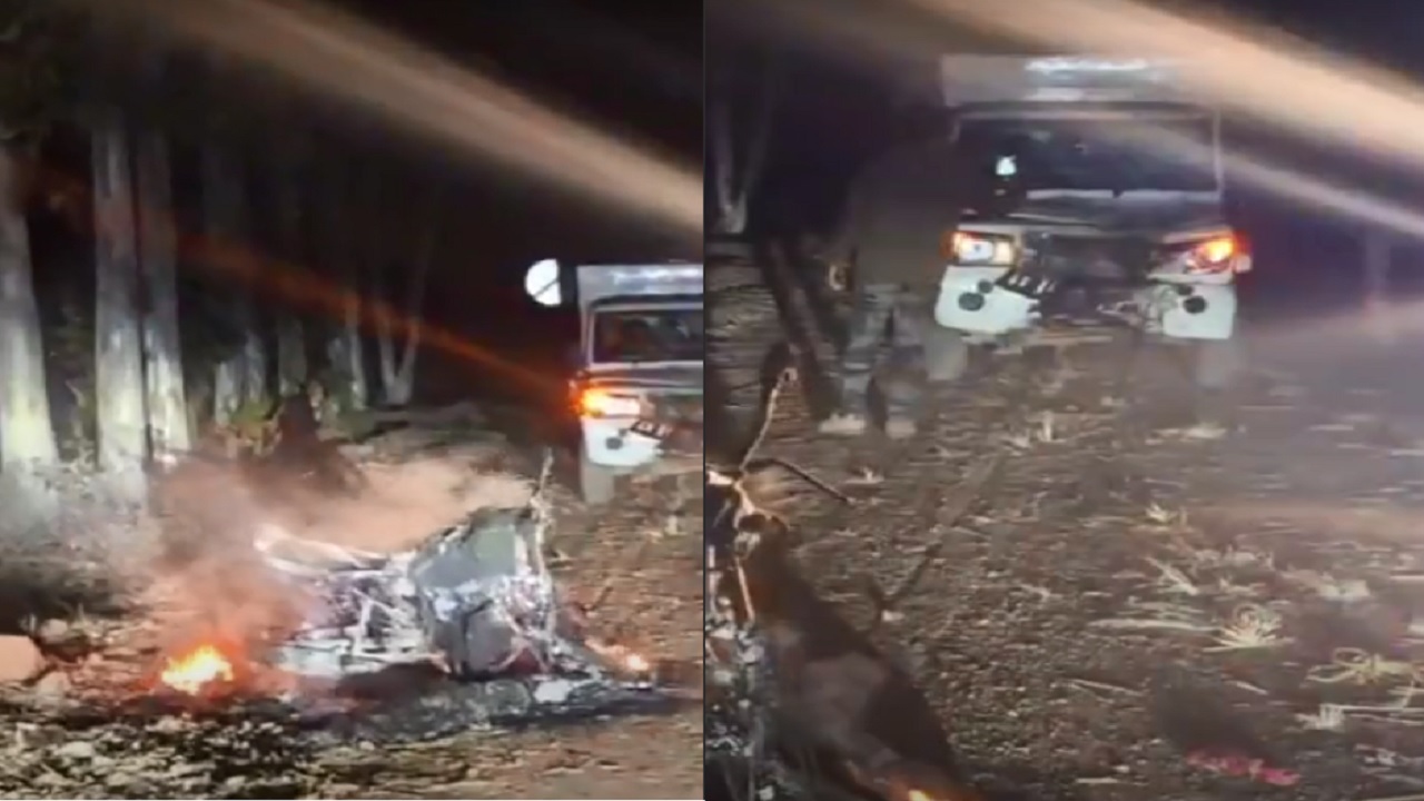 पिकअप से जोरदार टक्कर के बाद बाइक को लगी आग, शादी का कार्ड देने जा रहे 2 भाइयों की मौत
