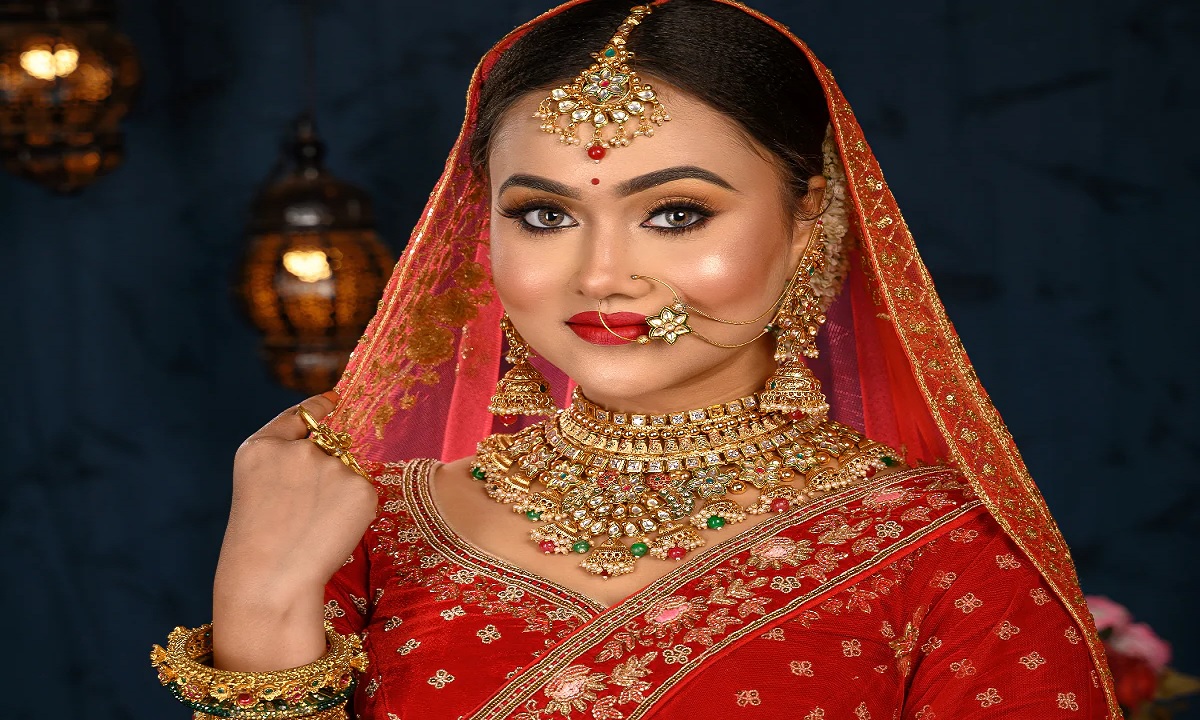 औरतों की Bindi में भी छिपे है कई राज, जानें किस दिन कौन सी रंग की लगाएं