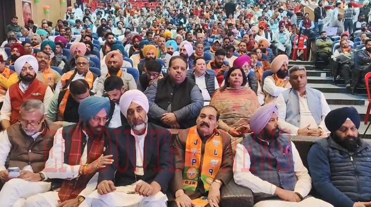 Jalandhar News: BJP की बैठक में पहुंचे पूर्व CM Vijay Rupani, Manpreet Badal सहित कई दिग्गज नेता, देखें वीडियो