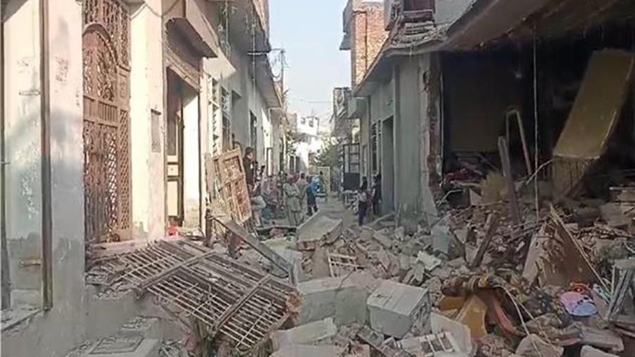 India News: Cylinder में Blast से घर हुआ तहस-नहस, डेढ़ साल की मासूम समेत 2 की मौत