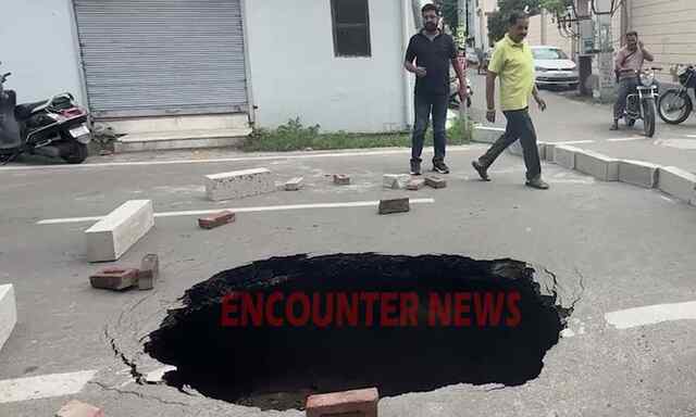 Punjab News: School Bus गुजरने से चंद सैकेंड बाद धंसी 8 से 10 फीट सड़क, टला हादसा