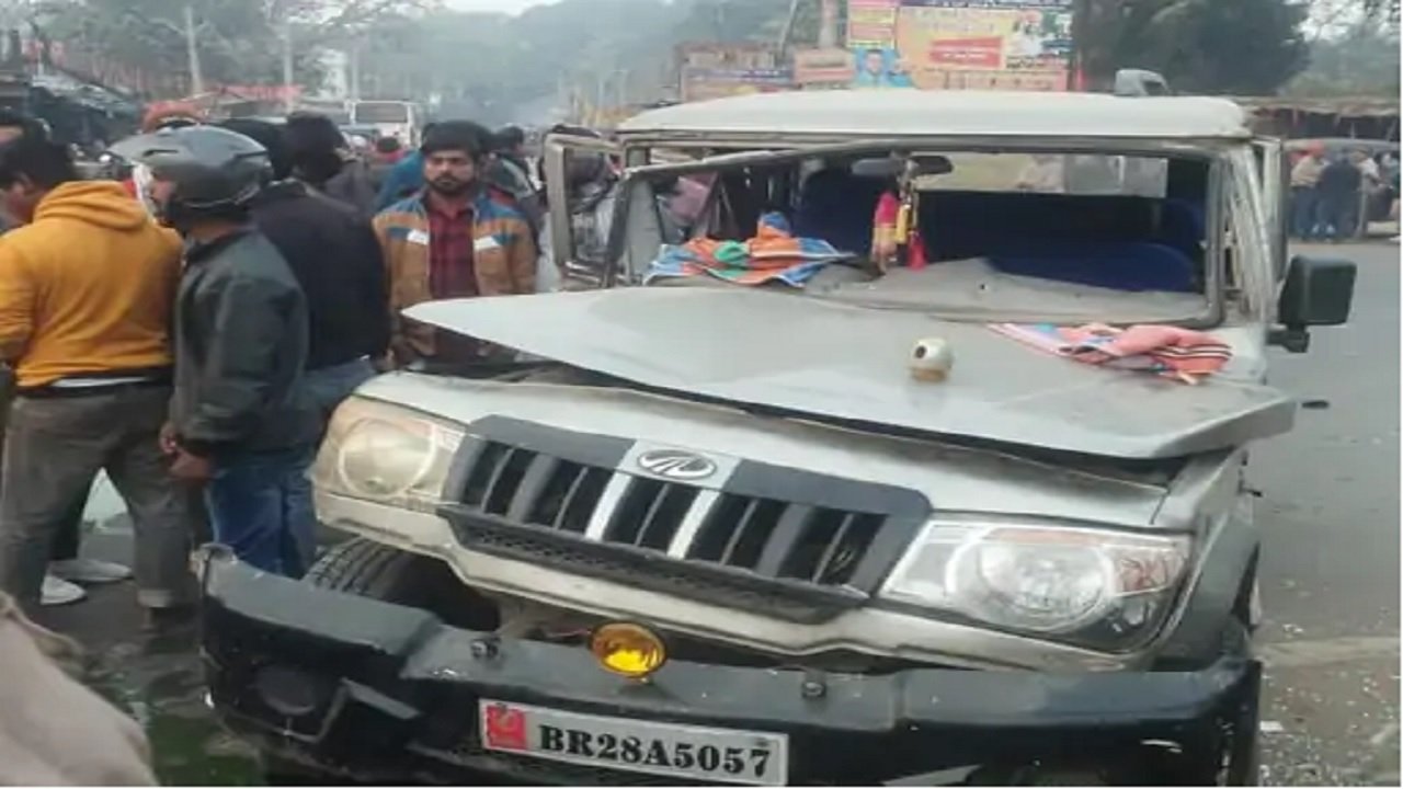 Bolero को बेकाबू Truck ने मारी टक्कर, 10 छात्राएं घायल