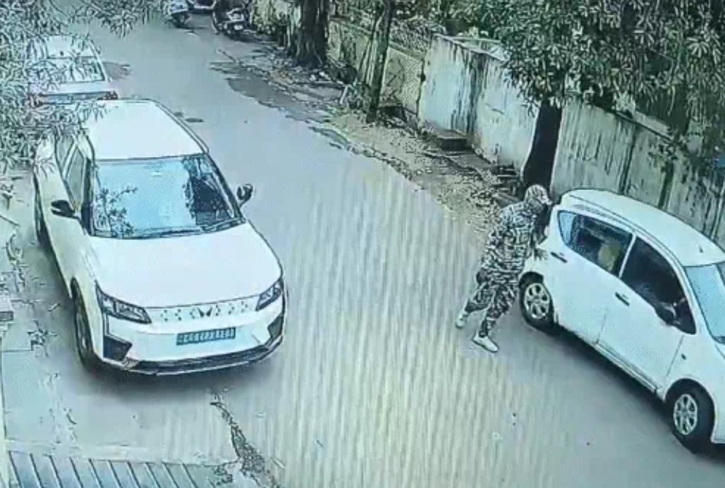 आर्मी की ड्रेस में घर में घुसे डकैत, 20 मिनट में 60 लाख रुपए लूटकर फरार आर्मी की ड्रेस में घर में घुसे डकैत, 20 मिनट में 60 लाख रुपए लूटकर फरार