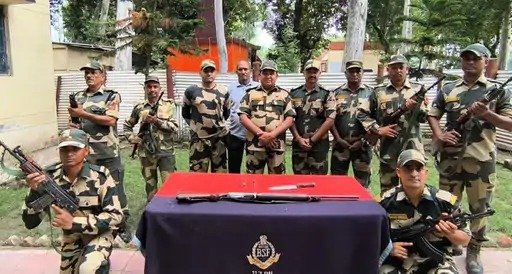 Punjab: Border Area से BSF ने पकड़े पाकिस्तानी हथियार