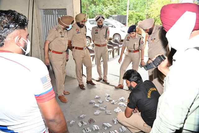 Punjab News: पुलिस टीम ने भारी मात्रा में जब्त नशीले पदार्थों को किया नष्ट