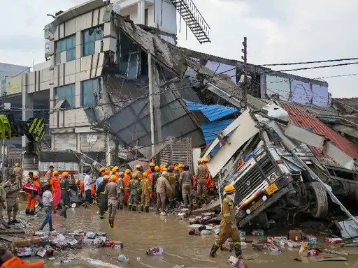भरभराकर गिरी 3 मंजिला Building , 8 की मौत, Rescue जारी