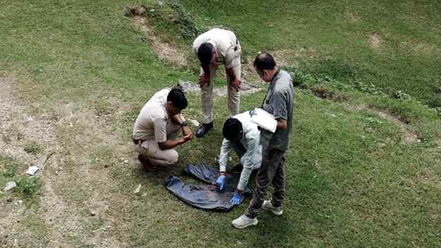 स्कूल में नग्न अवस्था में बुजुर्ग महिला का शव बरामद, इलाके में दहशत