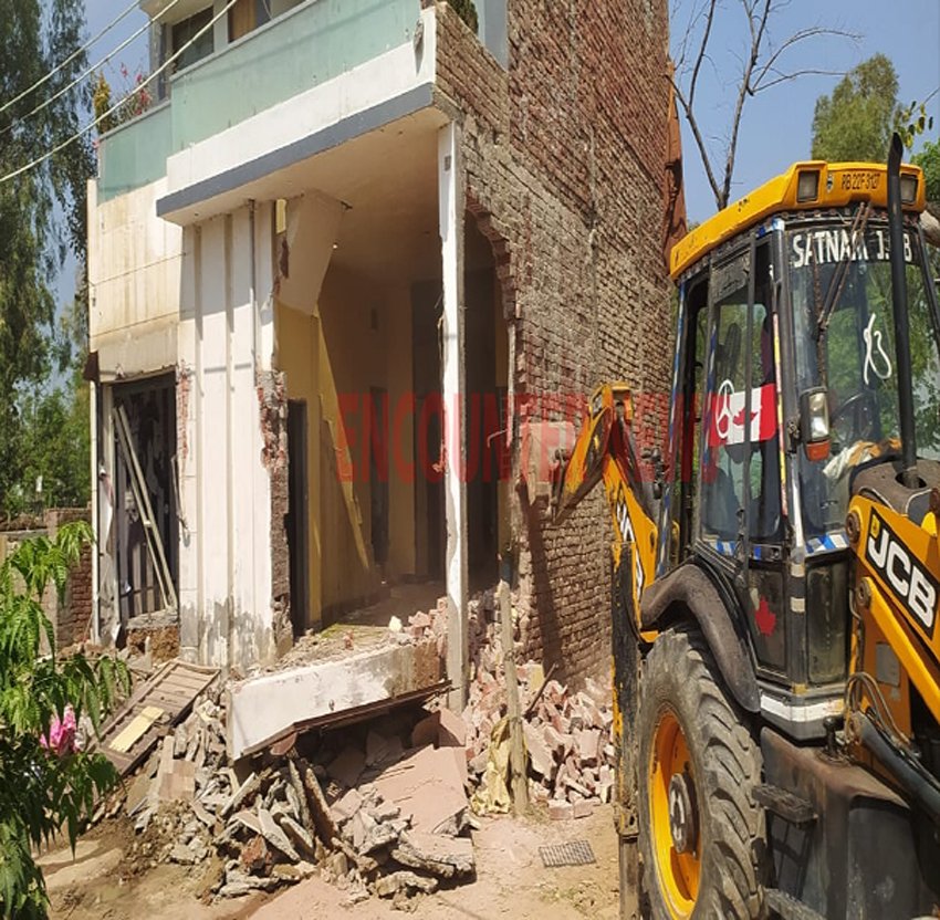 Punjab News: तस्कर के घर पर चला बुलडोजर, देखें वीडियो Punjab News: तस्कर के घर पर चला बुलडोजर, देखें वीडियो