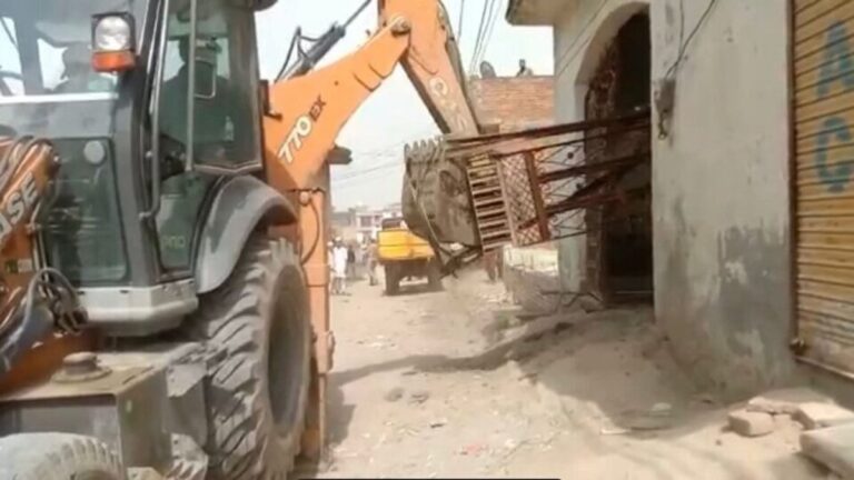 सरकार की बड़ी कार्रवाईः प्रशासन ने आरोपी के मकान पर चलाया बुलडोजर