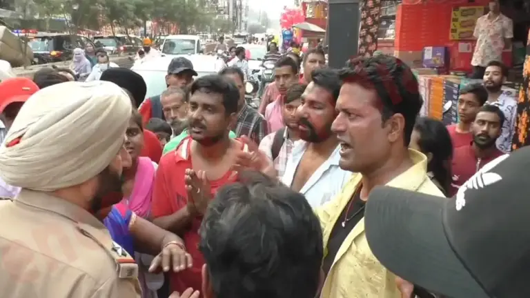 Punjab News: टक्कर के बाद माहौल हुआ तनावपूर्ण, बुलेट सवार नौजवान और सरकारी मुलाजिम में जमकर हुई हाथापाई, देखें वीडियो