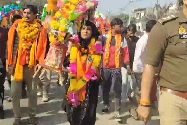जिले में दिखा अद्भुत नजारा, बुर्का पहनी महिला कांवड़ लेकर पहुंची, लोगों ने की पुष्प वर्षा