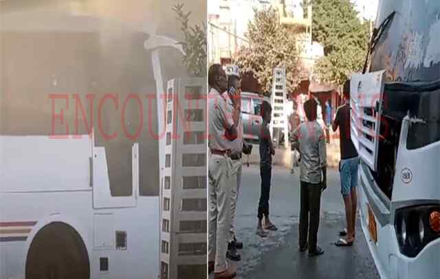 कर्मियों को ले जा रही चलती Bus में लगी आग, खिड़कियों से कूद लोगों ने बचाई जान