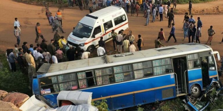 बड़ा हादसा: बारातियों से भरी बस खड्डे में गिरी, 5 की मौत, 14 घायल