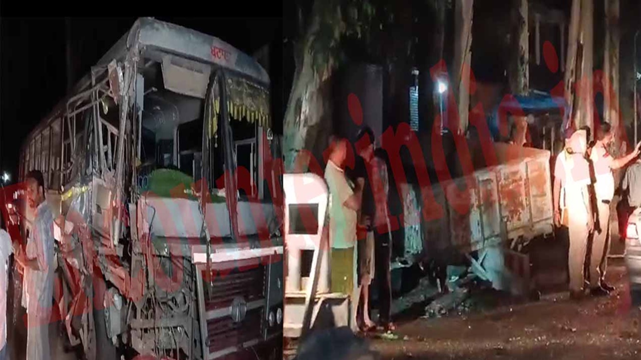 Punjab News: Roadways Bus और Tractor Trolley में भीषण टक्कर, बाइक सवार गंभीर घायल, देखें वीडियो